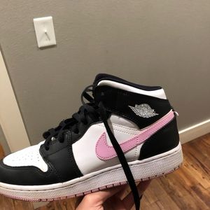 i’m selling jordan 1’s, they are size 7 in kids.